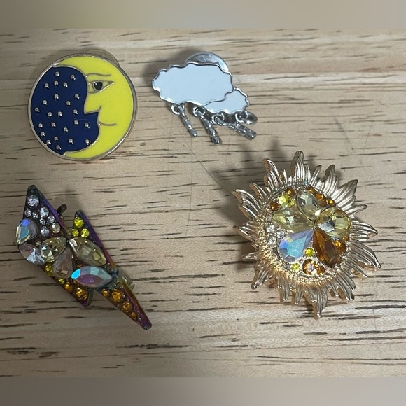12 various pins; garden, sun, moon, lightening, cloud, lips, mushroom, aliens - Picture 5 of 5